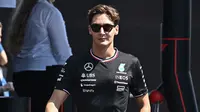 Pembalap Inggris dari Mercedes, George Russell tiba di lintasan balap Hungaroring di Mogyorod dekat Budapest pada 18 Juli 2024. (Attila KISBENEDEK/AFP)