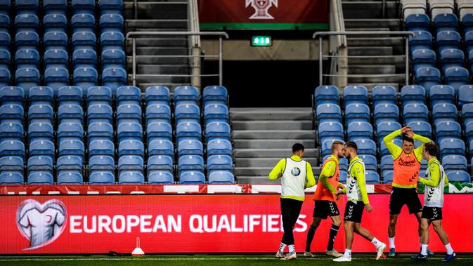 Para pemain Lithuania berlatih jelang menghadapi Portugal pada babak kualifikasi Grup B Piala Eropa 2020 di Estadio Algarve, Faro, Portugal, Rabu (13/11/2019). Lithuania akan menghadapi Portugal di Estadio Algarve pada 15 November 2019. (PATRICIA DE MELO MOREIRA/AFP)