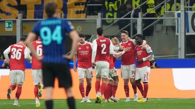 Arsenal merayakan gol yang dicetak Viktor Gyokeres ke gawang Inter Milan dalam pertandingan matchday ketujuh Liga Champions 2025/2026 di Giuseppe Meazza, Rabu (21/1/2026) dini hari WIB. The Gunners menang 3-1 dalam laga ini. (AP Photo/Luca Bruno)