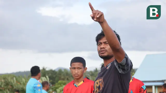Foto: Suntikan Semangat dari Ilham Udin Armaiyn untuk Pesepak Bola Cilik Maluku Utara