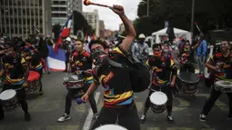Para pemuda tampil dengan drumline selama protes anti-pemerintah di tengah perayaan Hari Kemerdekaan Kolombia, di Bogota, Selasa (20/7/2021). Warga Kolombia kembali turun ke jalan ketika pemerintah secara resmi mengajukan RUU reformasi pajak $3,95 miliar kepada Kongres. (AP Photo/Ivan Valencia)