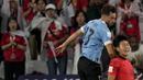 Pemain Uruguay, Matias Vina (kiri) mendorong pemain Korea Selatan Lee Kang-in saat berebut bola diudara. (AP Photo/Martin Meissner)