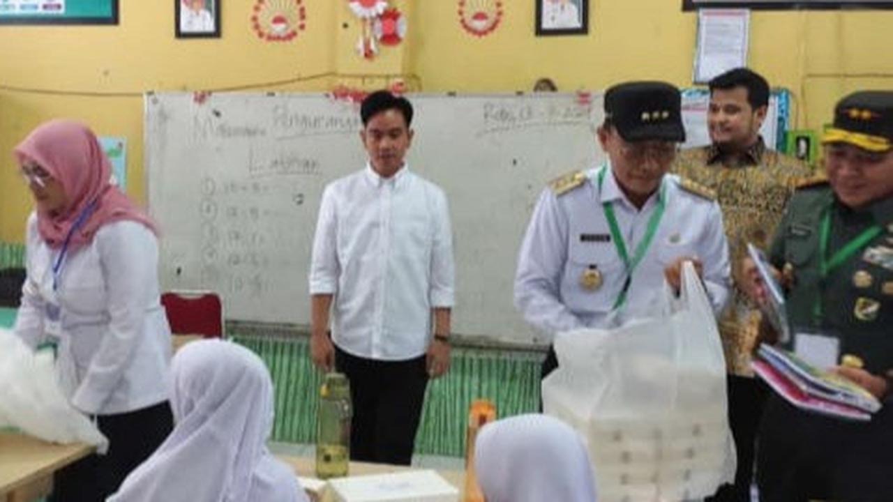 Momen Gibran Tinjau Program Makan Bergizi Gratis di Maros, 800 Makanan Dibagikan ke Murid