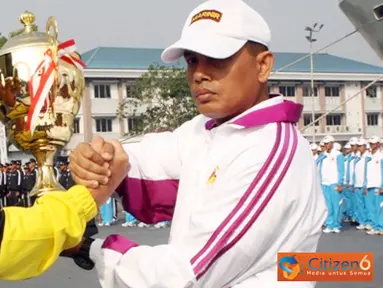 Pangkolinlamil Laksda TNI S.M. Darojatim menyerahkan Piala bergilir kepada Kontingen Kormar sebagai juara umum  Porwilbar 2012 di Lapangan Apel Mako Kolinlamil, Jakarta Utara, Jumat (15/6). (Pengirim: Kadispen Kolinlamil Letkol Laut Maman Sulaeman).
