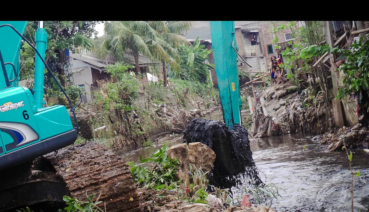 Dilebarkannya kali mampang bermaksud untuk menampung debit air kiriman dari kali Krukut, Rabu (20/8/2014) (Liputan6.com/Faizal Fanani)