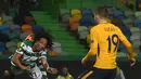 Pemain Sporting CP, Gelson Martins menyundul bola di samping bek Atletico Madrid Lucas Hernandez pada leg kedua perempat final Liga Europa di Estadio Jose Avalade, Jumat (13/4). Atletico Madrid tetap maju ke semifinal meski kalah 0-1 (FRANCISCO LEONG/AFP)