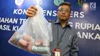 Petugas menunjukkan kantong plastik berisi residu atau sisa uang palsu yang sudah dihancurkan di Gedung Bank Indonesia (BI), Rabu (26/7). BI memusnahkan 189.477 uang rupiah palsu yang ditemukan sejak 2014 hingga akhir 2016 (Liputan6.com/Immanuel Antonius)
