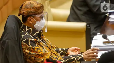 Menteri Perhubungan Budi Karya Sumadi memakai batik dan blangkon saat rapat kerja dengan Komisi V DPR di Kompleks Parlemen, Senayan, Jakarta, Selasa, (16/3/2021).  Pihak Kementerian Perhubungan akan menyiapkan pelaksanaan mudik yang lebih ketat. (Liputan6.com/Angga Yuniar)