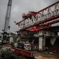 Crane proyek kereta api jatuh di Jatinegara.