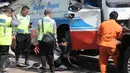 Petugas kepolisian sedang mengecek kelayakan kendaraan bus Rukun Sayur pada Selasa siang di kantor Jasa Marga Palikanci, Jawa Barat, Rabu (15/7/2015). Diduga supir bus merupakan seorang kenek.(Liputan6.com/Herman Zakharia)