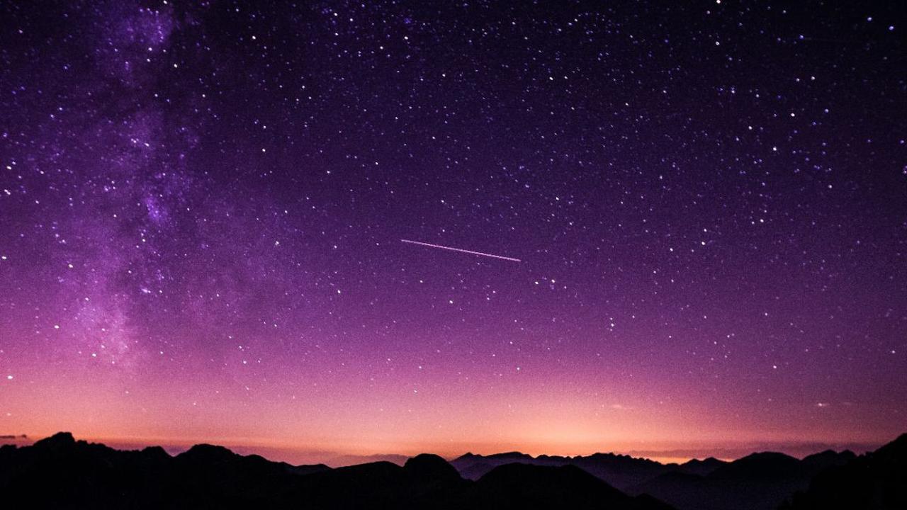 Waktu terbaik untuk melihat hujan meteor Perseid adalah saat pancaran di Perseus berada di atas cakrawala. Meteor Perseid mungkin tampak mengalir ke Bumi dari bintang jauh di konstelasi Perseus, namun asal meteor tersebut terletak di tata surya.