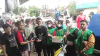 Para relawan Lembaga Kesehatan Nadhalatul Ulama (NU) PC Garut memberikan pengobatan gratis dan paket sembako dan alat kebersihan bagi korban banjir blok Ciwalen Garut. (Liputan6.com/Jayadi Supriadin)
