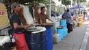 Penjual bedug menjajakan berbagai macam model bedug di Jalan KH Mas Mansyur, Tanah Abang, Jakarta, Kamis (31/5). Memasuki pertengahan bulan Ramadan, penjualan bedug mengalami peningkatan. (Liputan6.com/Arya Manggala)