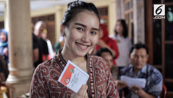 VIDEO: Baru Tahu Ada Pilkada Serentak, Ayu Ting Ting Akhirnya Nyoblos