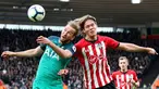 Pemain Tottenham Hotspur Harry Kane (kiri) berebut bola dengan pemain Southampton Jannik Vestergaard dalam lanjutan Liga Inggris pekan ke-30 di St Mary's Stadium, Southampton, Sabtu (9/3). Tottenham dihajar Southampton 1-2. (Andrew Matthews/PA via AP)