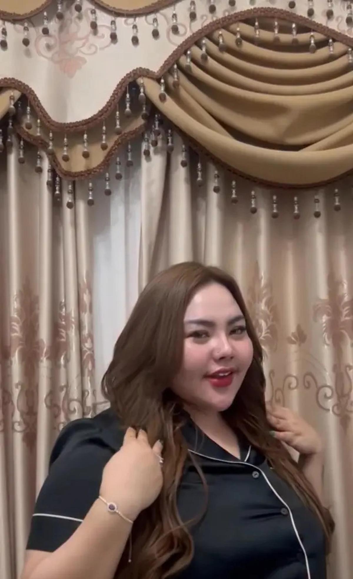 7 Potret Ruang Tamu Mini Rumah Lisa Mariana, Ada Cermin Unik yang Beri Efek Luas