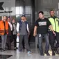 Fredrich Yunadi mengenakan rompi tahanan usai diperiksa di gedung KPK, Jakarta, Sabtu (13/1). Fredrich Yunadi menjadi tersangka kasus dugaan merintangi penyidikan perkara e-KTP yang melibatkan mantan Ketua DPR Setya Novanto. (LIputan6.com/Pool/Dedy)