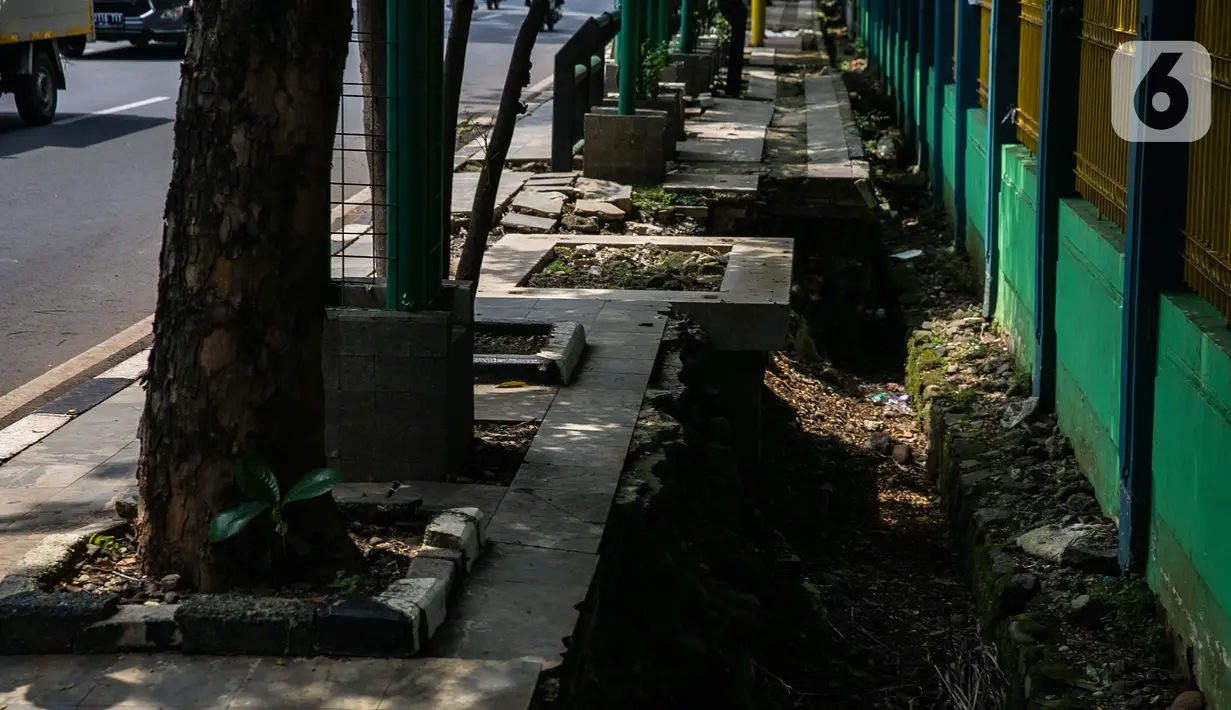 Kondisi trotoar yang rusak di kawasan Blok S, Jakarta, Kamis (4/3/2021). Dinas Bina Marga Provinsi DKI Jakarta akan merevitalisasi trotoar sepanjang 4,6 kilometer di kawasan Kebayoran Baru, Jakarta Selatan. (Liputan6.com/Faizal Fanani)