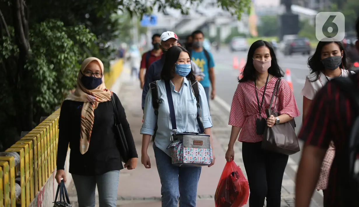 Suasana jam pulang kerja di jalur pedestrian kawasan Sudirman, Jakarta, Senin (22/6/2020). Pemprov DKI Jakarta mulai menerapkan perubahan sif kerja dengan waktu jeda tiga jam, yaitu pukul 07.00-16.00 pada sif pertama dan pukul 10.00-19.00 pada sif kedua. (Liputan6.com/Faizal Fanani)