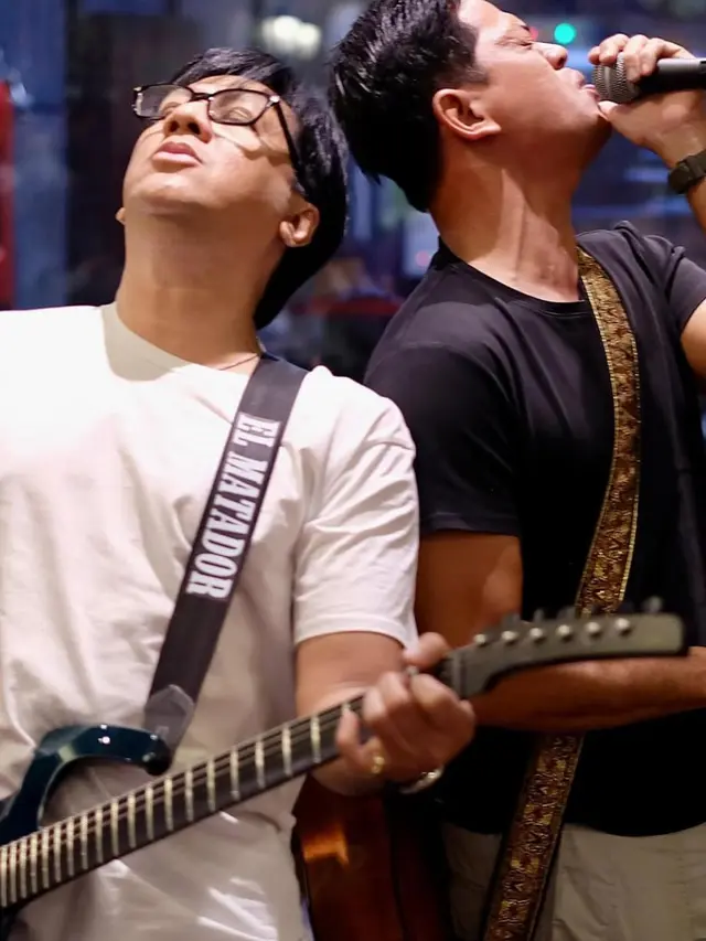Potret keren Andre Taulany main gitar (credit: https://www.instagram.com/andreastaulany/)
