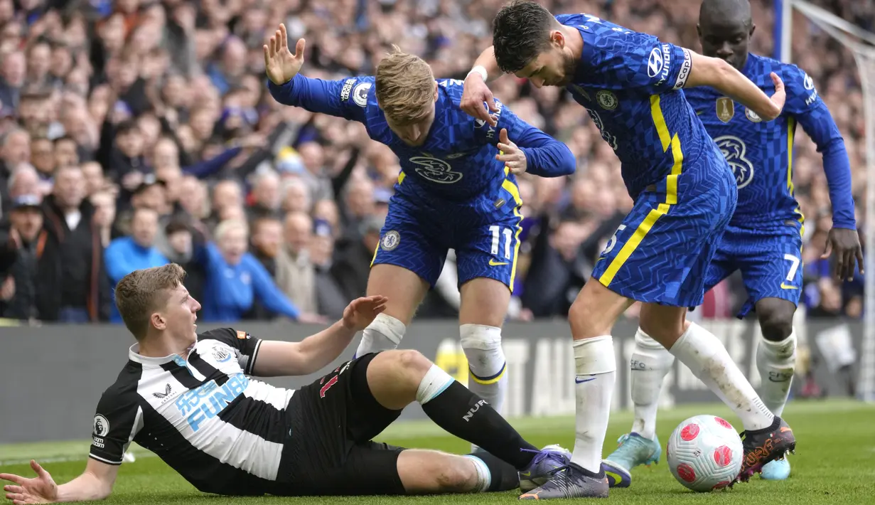 Bek Newcastle United, Matt Targett berebut bola dengan tiga pemain Chelsea pada pertandingan Liga Inggris di stadion Stamford Bridge, London (13/3/2022). Kemenangan Chelsea sekaligus menjaga jarak dengan Man City dan Liverpool di posisi dua besar. (AP Photo/Kirsty Wigglesworth)