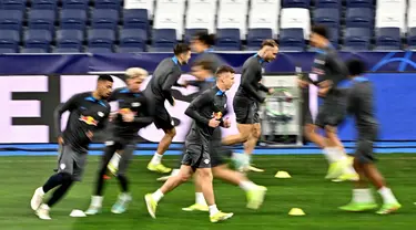 Penyerang Leipzig, Dani Olmo (tengah) saat sesi latihan menjelang pertandingan sepak bola leg kedua babak 16 besar Liga Champions melawan Real Madrid di Stadion Santiago Bernabeu, Madrid, 5 Maret 2024. (JAVIER SORIANO/AFP)
