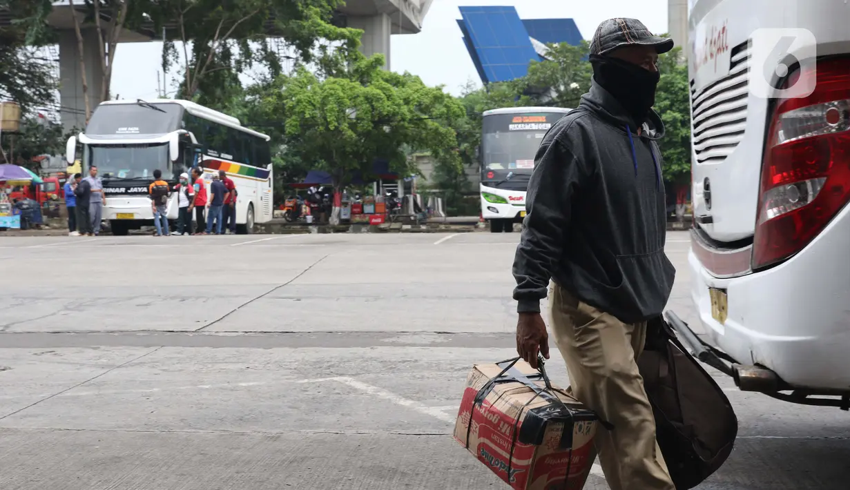 Calon pemudik saat berada di area Terminal Kampung Rambutan Jakarta, Senin (30/3/2020). Pemerintah sedang menyiapkan peraturan terkait mudik lebaran 2020 untuk mengurangi mobilitas penduduk dalam upaya pencegahan penyebaran virus Corona COVID-19. (Liputan6.com/Helmi Fithriansyah)