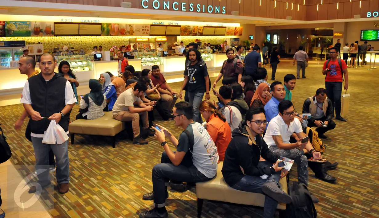 Para Cinemaholic tampak menunggu jelang menyaksikan film Terminator Genisys di Gandaria City XXI, Jakarta, Rabu (24/6/2015). Terminator Genisys' menceritakan tentang kehidupan di tahun 2029.(Liputan6.com/Panji Diksana)