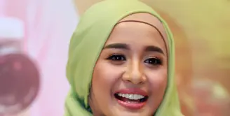 Laudya Cintya Bella menunjukkan pesona cantiknya dalam balutan hijab hijau (Wimbarsana/bintang.com)