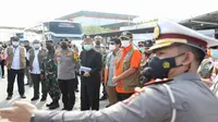 Ketua Satgas COVID-19 Doni Monardo meninjau lokasi pos penyekatan mudik di Gerbang Tol (GT) Palimanan, Kamis, 29 April 2021. (Badan Nasional Penanggulangan Bencana/BNPB)