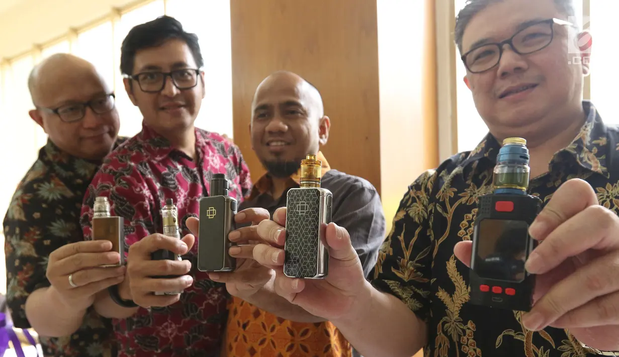 Pengguna vape menghadiri acara pemberian izin perdana berupa NPPBKC, Jakarta, Rabu (18/7). Di dalam aturan yang berlaku 1 Juli 2018, liquid vape yang merupakan hasil pengolahan tembakau lainnya (HPTL) dikenakan tarif cukai 57%. (Liputan6.com/Angga Yuniar)