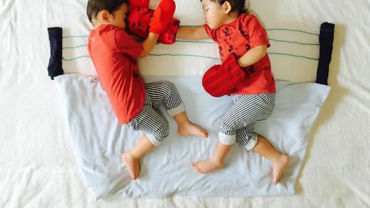 [Bintang] Lagi, 10 Cosplay Ini Diperagakan oleh Anak Kembar yang Lagi Tidur