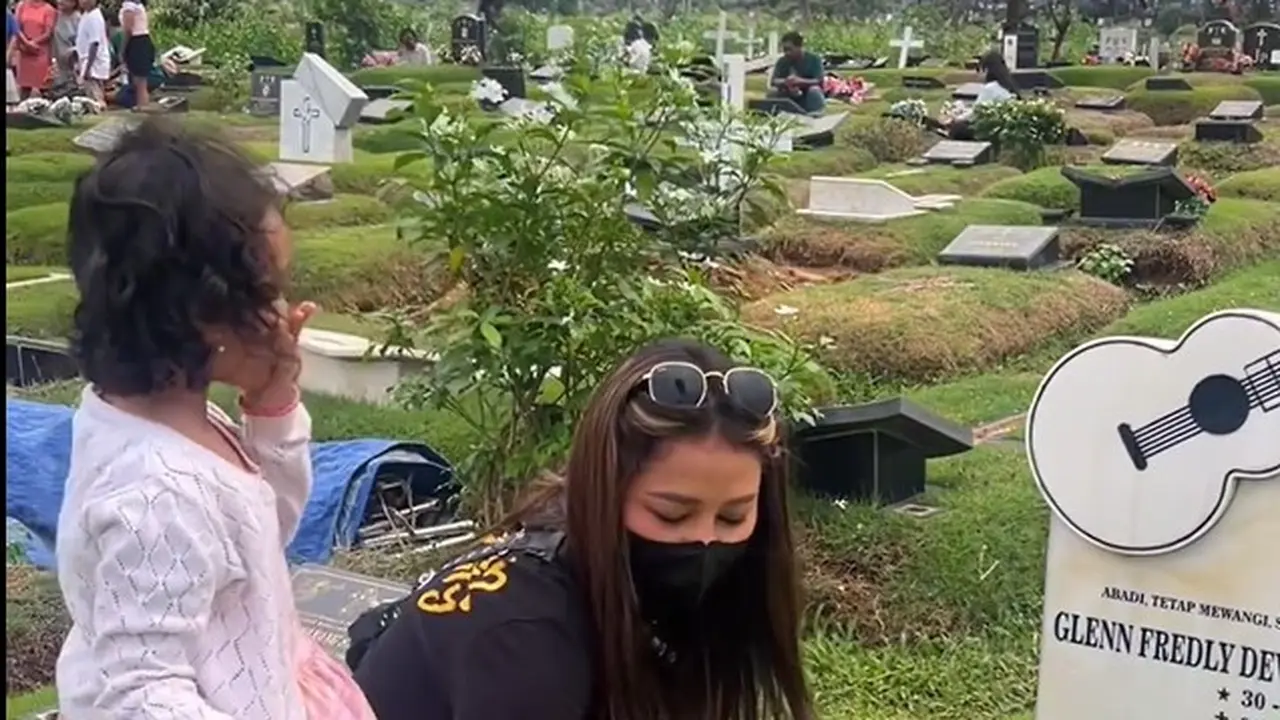 Mutia Ayu dan Gewa ziarah