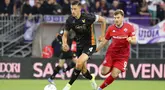 Pemain Venezia, Jay Idzes (kiri) menggiring bola melewati pemain Fiorentina dalam laga lanjutan Liga Italia 2024/2025 di Stadio Pier Luigi Penzo, Venezia, Italia, Senin (12/05/2025) waktu setempat. (AP Photo/LaPresse/Paola Garbuio)