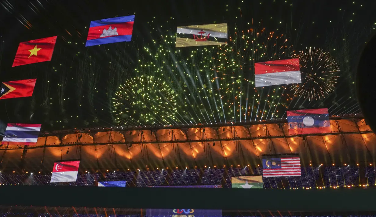 Penonton menyaksikan pertunjukan kembang api dalam upacara penutupan Pesta Olahraga Asia Tenggara ke-32 di Phnom Penh, Kamboja, Rabu, 17 Mei 2023. (AP Photo/Tatan Syuflana)