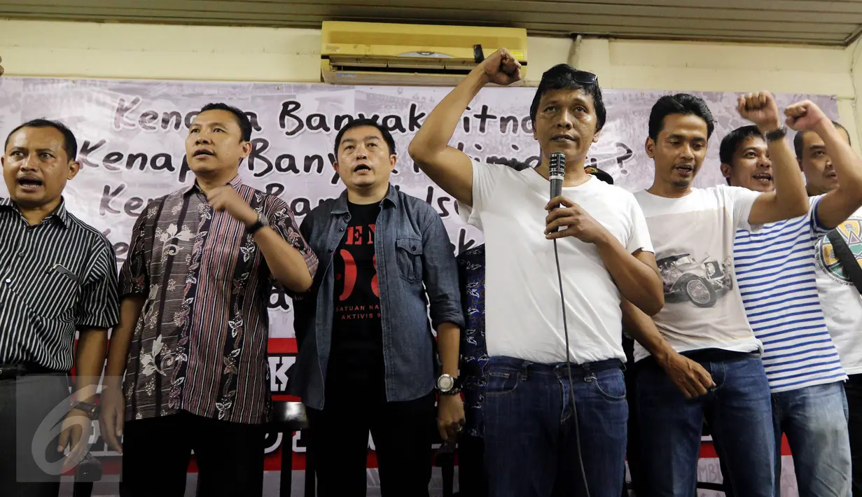 Sekjen Pena Aktivis 98, Adian Napitupulu (depan), bersama dengan sejumlah aktivis 98 saat penutupan Refleksi Gerakan Mahasiswa Reformasi 98 di Galeri Cipta II, Taman Ismail Marzuki (TIM), Jakarta Pusat, Senin (15/05). (Liputan6.com/Johan Tallo)