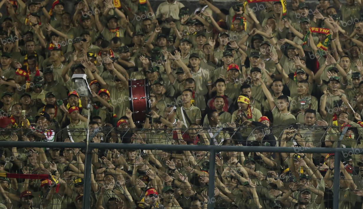 Aksi suporter PS TNI saat melawan Madura United dalam laga Torabika Soccer Championship presented by IM3 Ooredoo di Stadion Siliwangi, Bandung, Minggu (1/5/2016). (Bola.com/Vitalis Yogi Trisna)