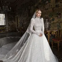 Kabar bahagia datang dari keponakan Putri DIana, Lady Kitty Spencer yang menikah dengan Michael Lewis di Roma. (Foto: Instagram/ Dolce & Gabbana)