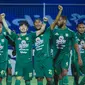 Dalam laga yang digelar di Stadion I Gusti Ngurah Rai, Denpasar, Bali, Persebaya unggul cepat di menit ke-6. Gol dicetak Taisei Marukawa yang memanfaatkan kesalahan umpan kiper Persela, M. Rio Agata. Bola yang dipotong langsung dilesakkannya ke gawang Persela. (Bola.com/Maheswara Putra)