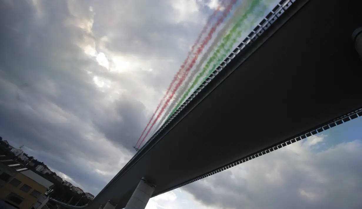 Tim aerobatik Angkatan Udara Italia, Frecce Tricolori (Panah Tiga Warna), terbang di atas Jembatan Saint George Genoa baru di Genoa, Italia, Senin (3/8/2020). Jembatan tersebut dibangun untuk menggantikan viaduk yang ambruk dua tahun lalu dan menewaskan 43 orang. (Xinhua/Stringer)