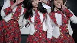 Melody JKT48 (tengah) foto bersama Shania JKT48 (kiri) dan Zara JKT48 (kanan) saat jumpa pers konser Melody Graduation di Jakarta, Jumat (16/3). Manajemen menyiapkan konser Melody Graduation pada 24 Maret jelang kelulusannya. (Liputan6.com/Faizal Fanani)