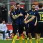 Para pemain Inter Milan merayakan gol Roberto Gagliardini ke gawang Atalanta pada pertandingan lanjutan Serie A, di Stadion Giuseppe Meazza, Minggu (12/3/2017). (AFP/Giuseppe Cacace). 