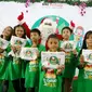 Anak-anak dari Yayasan Panti Asuhan Calvary bersama Santa Claus dalam kegiatan Santa Claus is Coming to RKB di BNI KCU Bekasi, Sabtu (14/12). Ini merupakan rangkaian Perayaan Hari Raya Natal 2019 bertema Lipatgandakan Kasih Natal. Bingkisan berisi beberapa produk unggulan dari pelaku UMKM RKB Bekasi