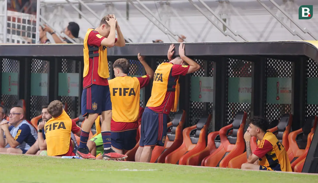 Sejulah pemain Timnas Spanyol U-17 tampak kecewa karena tertinggal 0-1 dari Jerman U-17. (Bola.com/M Iqbal Ichsan)