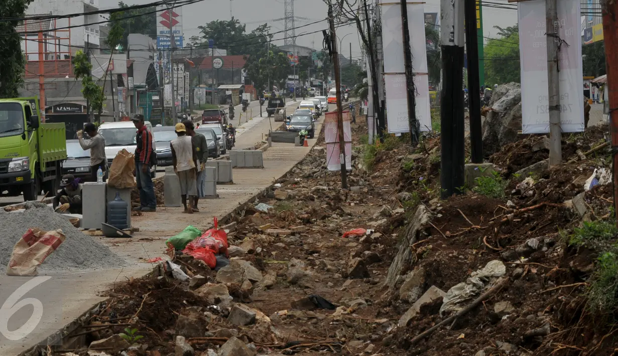  Pekerja saat menyelesaikan proyek rehabilitasi ruas jalan Ciputat-Pamulang, Tangerang Selatan, (28/1). Pembangunan jalan simpang Muncul-Pamulang-Pajajaran-Otista ini menghabiskan biaya Rp 7,5 Miliar. (Liputan6.com/Faisal R Syam)