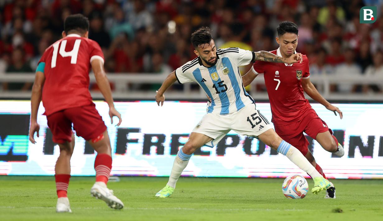 <p>Pemain Timnas Argentina, Nicolas Gonzalez&nbsp;(tengah) berusaha menghalau&nbsp;pergerakan pemain Timnas Indonesia, Marselino Ferdinan&nbsp;dalam pertandingan FIFA Matchday 2023 di Stadion Utama Gelora Bung Karno, Jakarta, Senin (19/6/2023). (Bola.com/Bagaskara Lazuardi)</p>