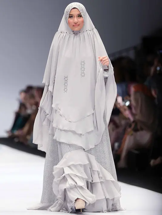 Artis yang kini menjadi Anggota DPR, Arzetti Bilbina tampil dengan busana muslim simple. Arzetti berlengak-lenggok di atas panggung JFW mengenakan busana karya si.se.sa. (Deki Prayoga/Bintang.com)