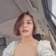 Setelah sebelumnya tampil anggun dengan rambut bob pendek, kini ia hadir dengan transformasi yang jauh lebih bold: pixie cut ultra chic yang memancarkan kesan modern, clean, dan effortlessly sexy. Potongan rambut ini sekaligus menandai selesainya proses syuting film terbarunya.  [@prillylatuconsina96].