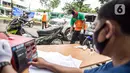 Petugas mengecek emisi gas buang kendaraan bermotor di Jakarta, Rabu (6/1/2021). Pengecekan yang diselenggarakan Dinas Perhubungan dan Kepolisian tersebut bertujuan untuk mengurangi polusi udara dari emisi gas buang kotor. (Liputan6.com/Faizal Fanani)