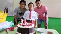 Dua pemain Arema FC, Renshi Yamaguchi dan Kushedya Hari Yudo memberikan kejutan ulang tahun kepada Alfiansyah. (Bola.com/Iwan Setiawan)